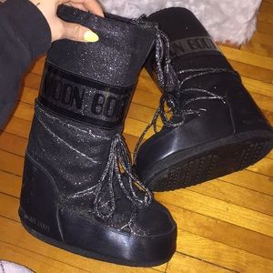 Black sparkly moon boots ✨